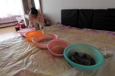 剑川楼上漏水，住户失联，小区没物管，业主维权难！律师来支招……